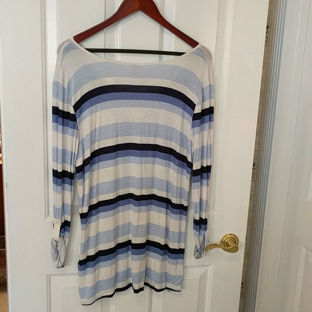 Ladies top - Picture 2 of 6